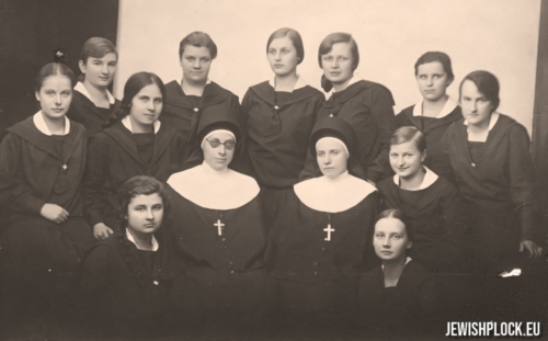 Aniela Stella Klara Szenwic (górny rząd pierwsza z prawej) w szkole sióstr Nazaretanek (fotografia ze zbiorów prywatnych Danego Yazbecka)